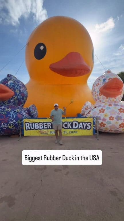 We found the biggest rubber duck in the USA at @holidayworld 

@bigduckus will be there until 6/21.