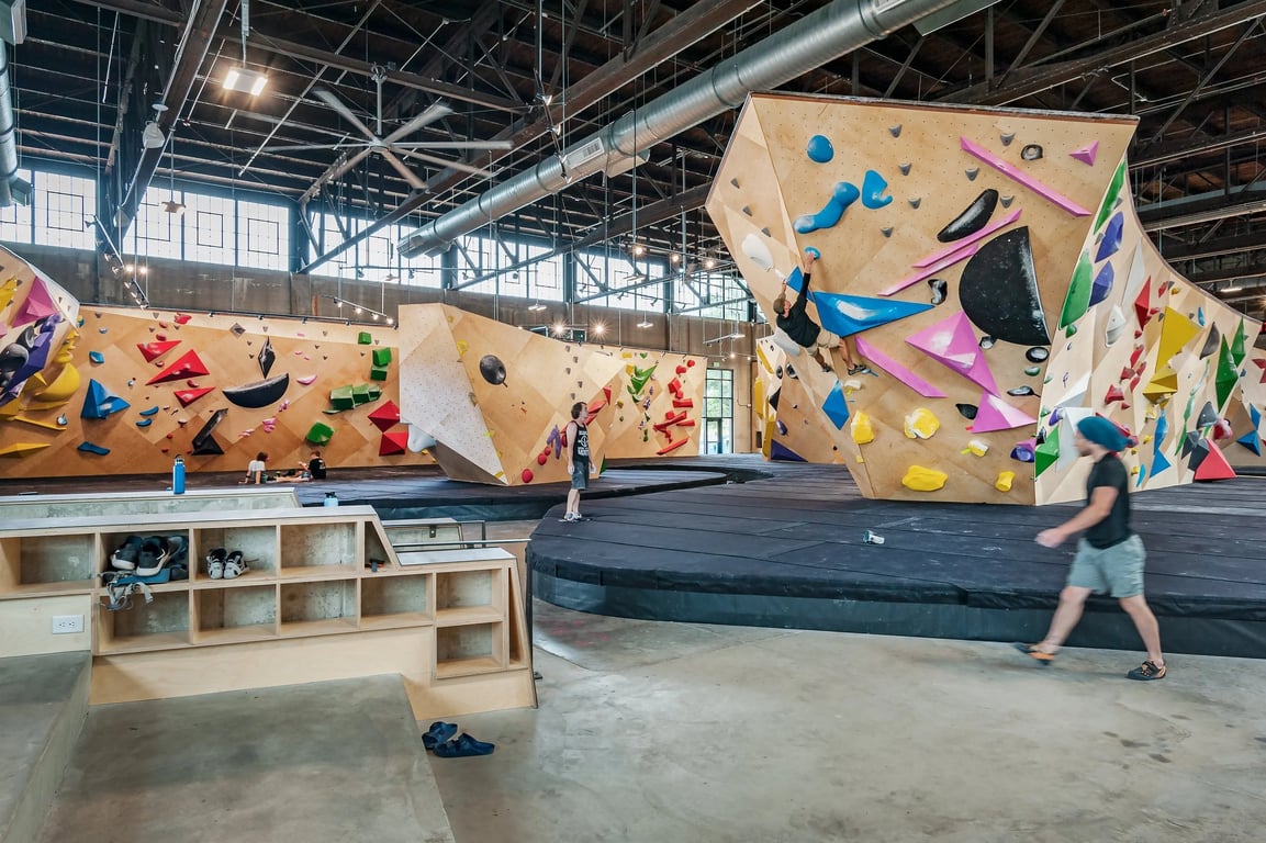 North Mass Boulder: Climbing Gym & Café in Indianapolis